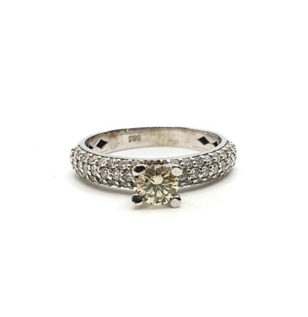 טבעת אירוסין זהב לבן 14 קראט משובצת יהלומים 0.70 קראט