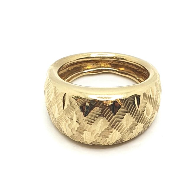 טבעת זהב 14 קראט צהוב חריטות מט מוברש מרשימה gr820