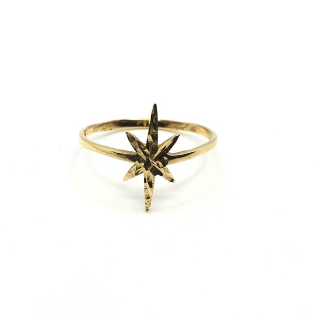 טבעת זהב צהוב 14 קראט בצורת כוכב חריטות לייזר gr7302